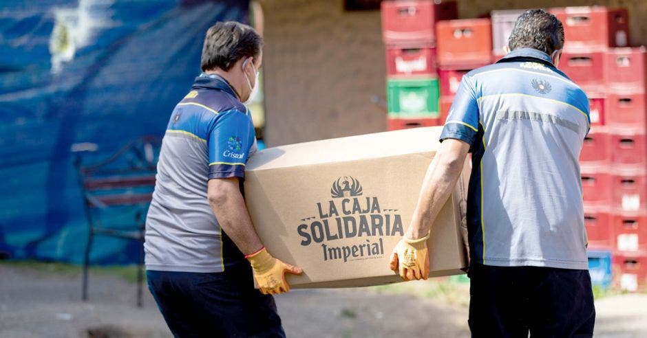 Empleados de Fifco con cajas