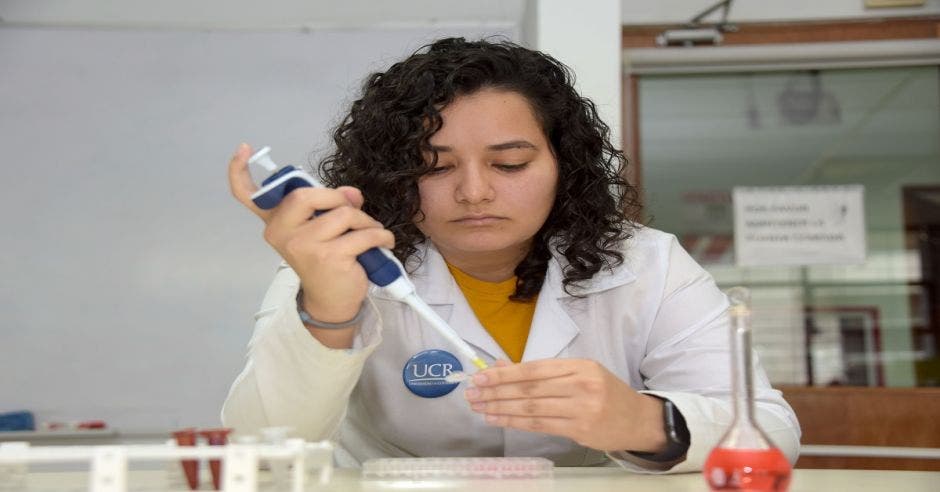 Navilla Apú, docente e investigadora de la Facultad de Farmacia de la UCR