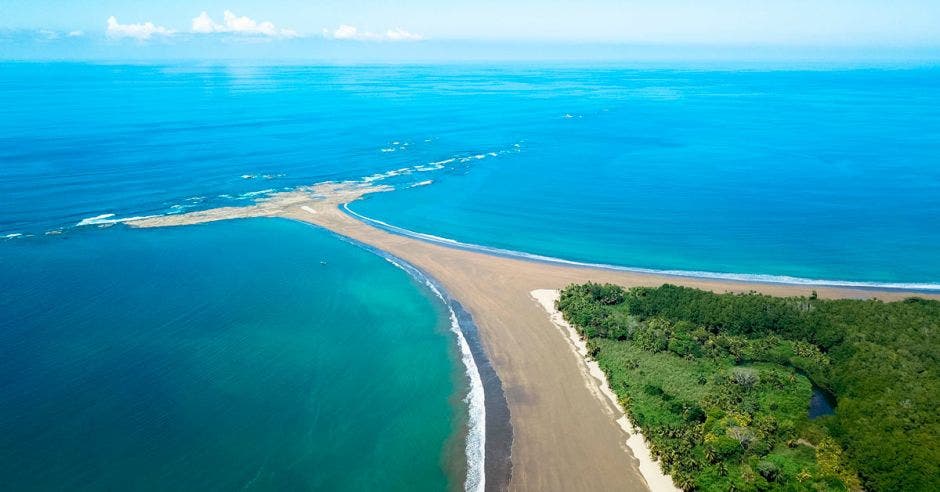 Bahía Ballena, en el Pacífico, es uno de los destinos turísticos favoritos de los extranjeros