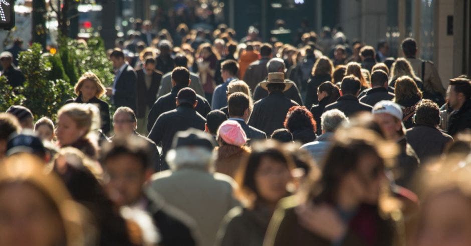 Multitud de personas anónimas caminando por la concurrida calle de la ciudad de Nueva York