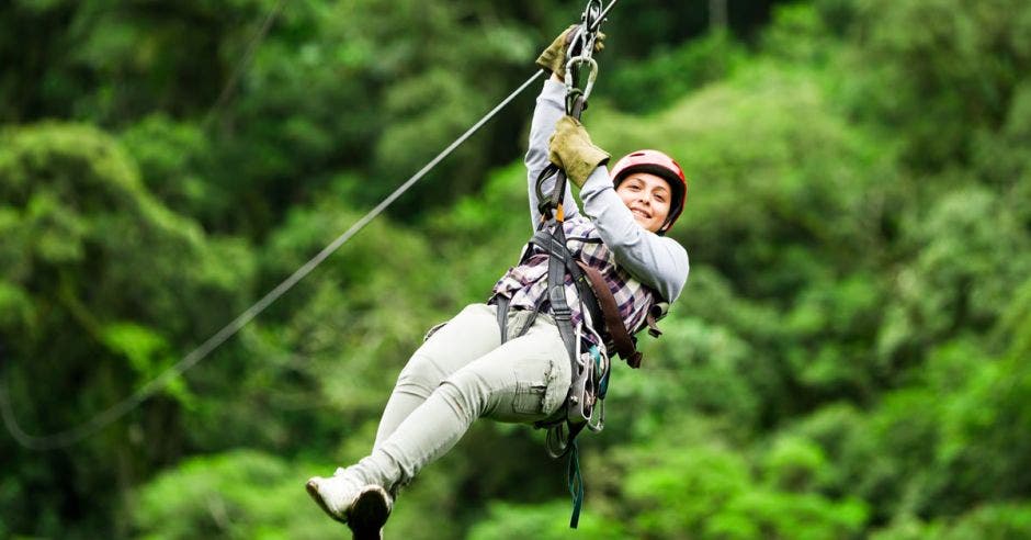 Una mujer tirándose en canopy