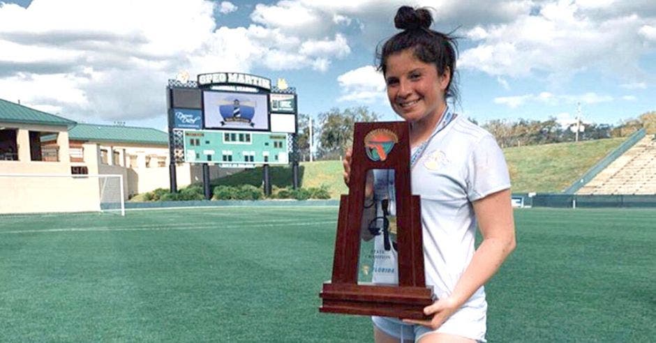 mujer con trofeo