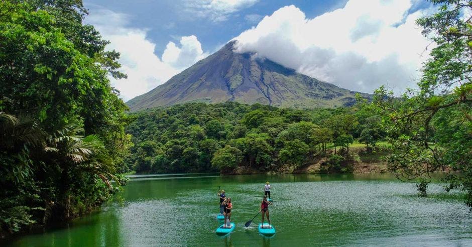 Lago y volcan