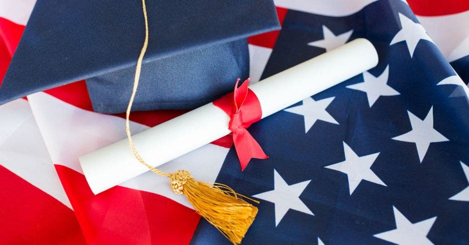 Una bandera de los Estados Unidos junto a un título universitario