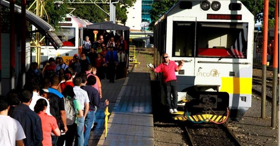 La reactivación del tren contribuiría a dinamizar la economía, generar empleo y a disminuir la aglomeración de vehículos de carga en la Ruta 27. Archivo/La República.