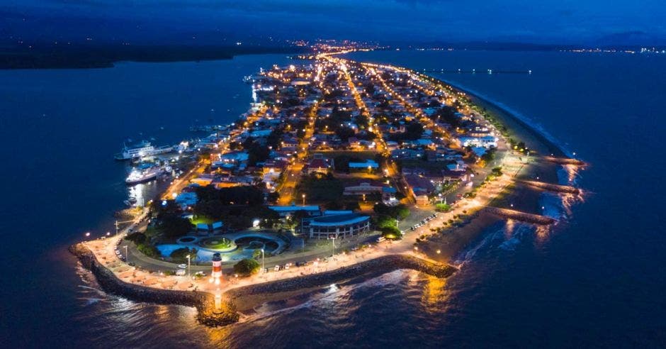 Vista aérea nocturna de Puntarenas