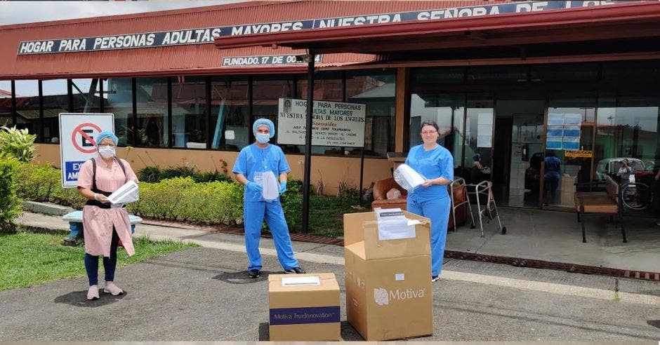 Las mascarillas confeccionadas se entregan a las organizaciones para enfrentar el Coronavirus. Cortesía/La República.