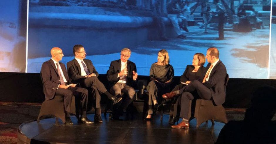 personas sentadas en un conversatorio debido al aniversario del 60 aniversario del BID en el país.