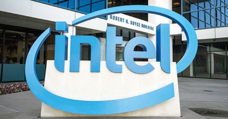 logo de intel en las afueras de un edificio