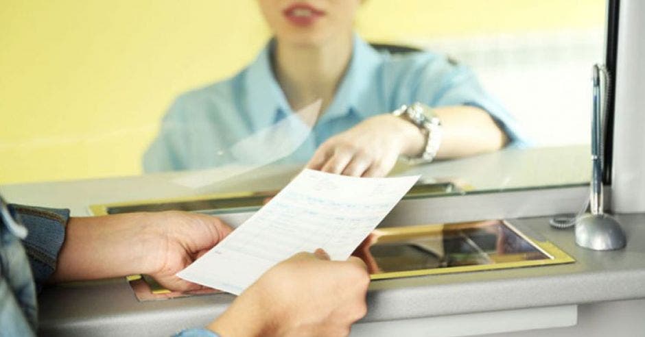 Persona en la ventanilla de un Banco