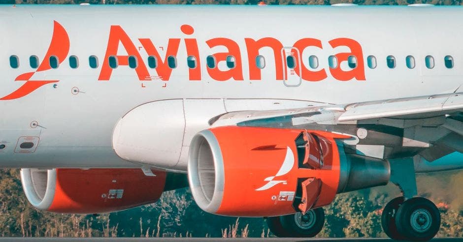 Un avión de Avianca color blanco con rojo