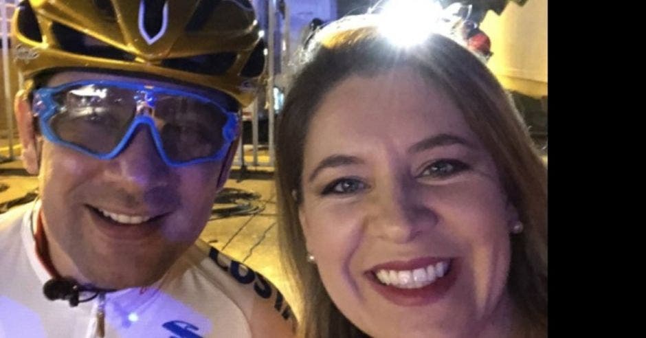 Claudia Dobles, primera dama, se tomó una foto con Lobito Fonseca el sábado por la noche. Cortesía/La República.