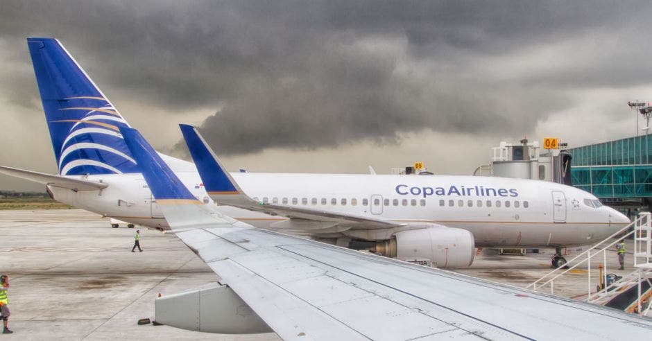 Dos aviones de copa airlines en un hangar