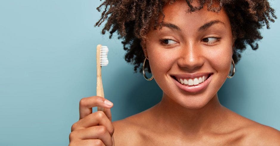 mujer con cepillo de dientes