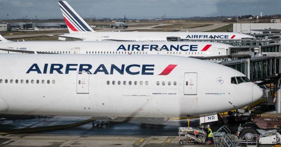 Tres aviones de Air France estacionados en un hangar