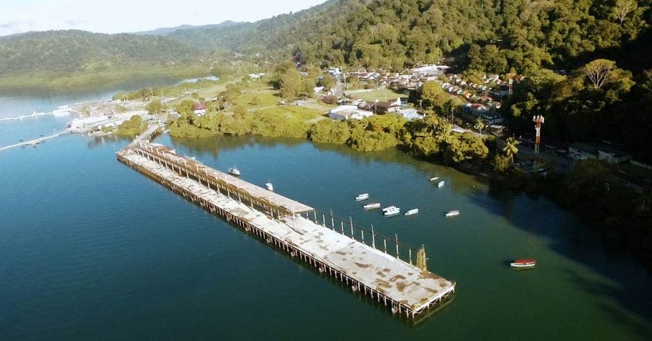 Toma aérea del muelle de Golfito