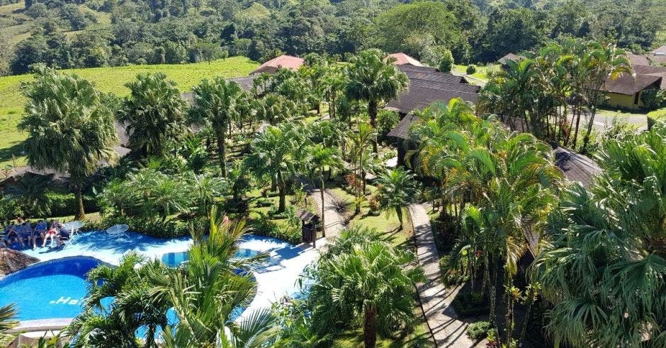 Un hotel lleno en medio de un manglar y con una piscina en el centro