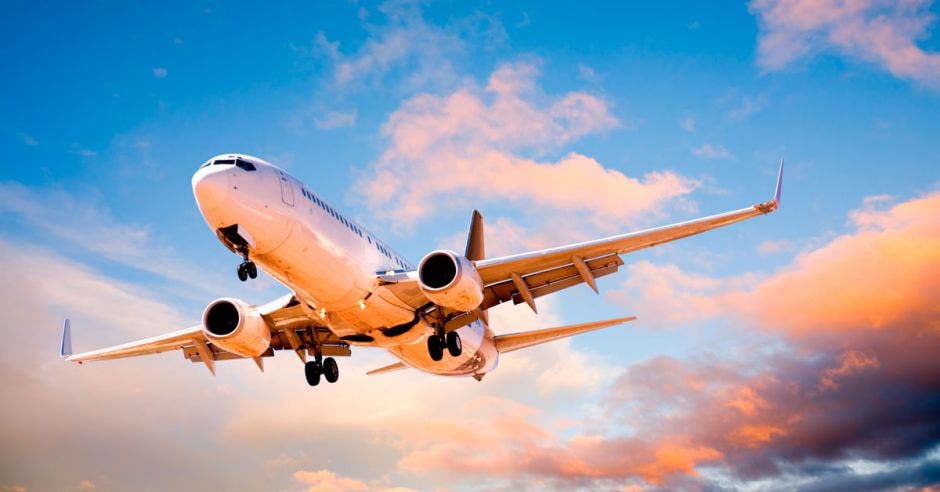 Un avión blanco surca los aires