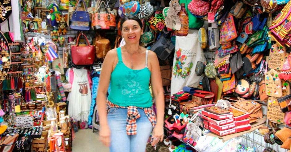 Una señora en el mercado de artesanías