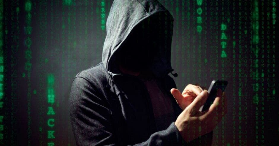 Hacker con un celular