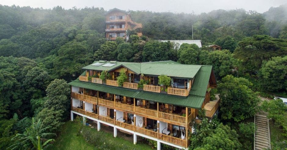 Un hotel en las montañas altas de Monteverde