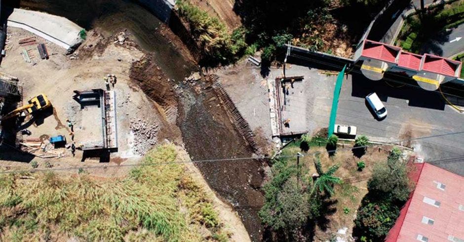 Toma aérea de construcción de puente