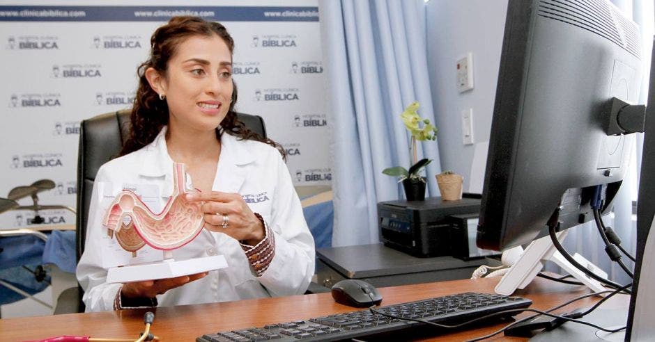 En la imagen Lilliana Núñez Salazar, médico general del servicio de Telemedicina del Hospital Clínica Bíblica dando una teleconsulta