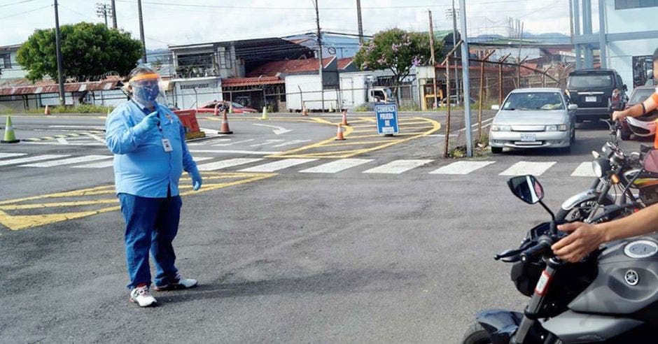 Inspector de prueba de manejo esta mañana con careta