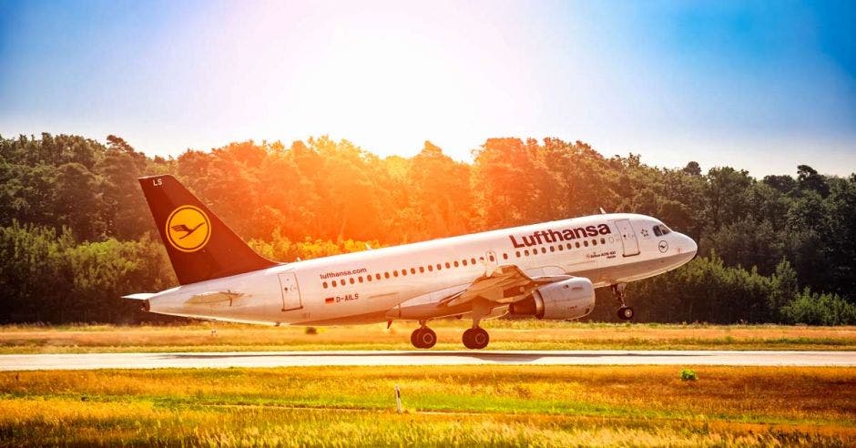 Avión de Lufthansa despegando