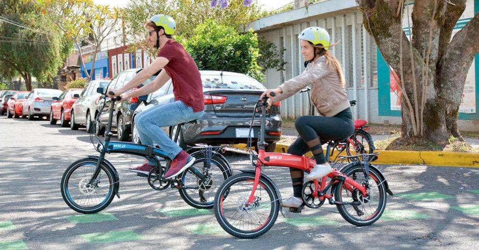 Dos jóvenes circulando en bicicleta por San José