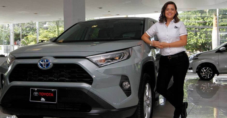 mujer junto a carro toyota