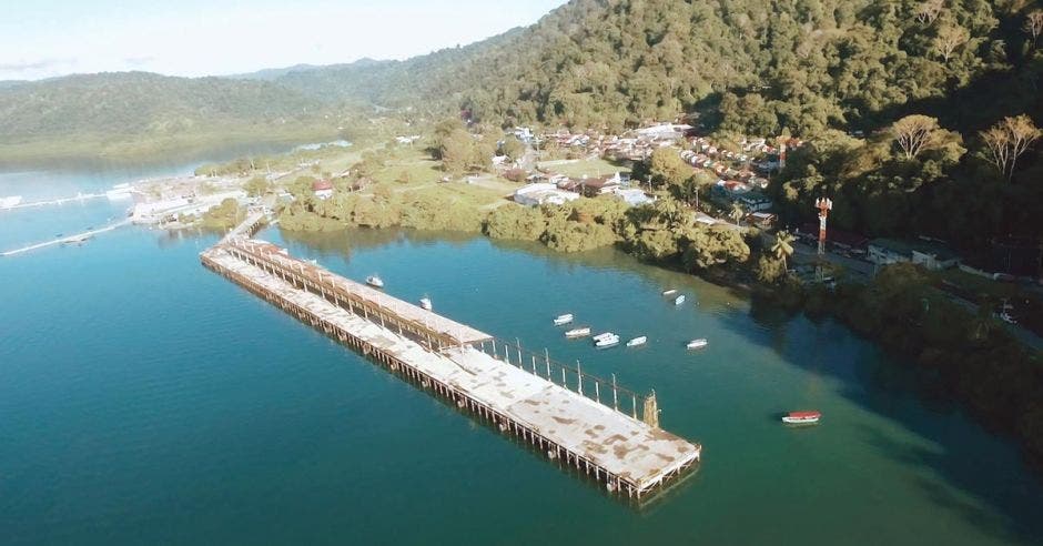 Toma panorámica del puerto de Golfito