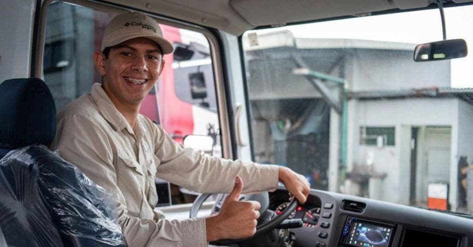 Un hombre conduce una buseta de turismo