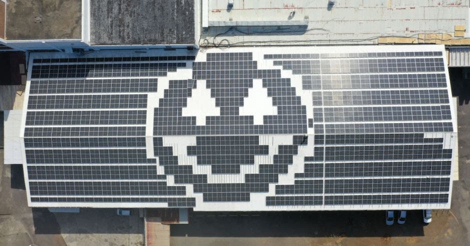 Logo de Dos Pinos sobre un techo cubierto con paneles solares