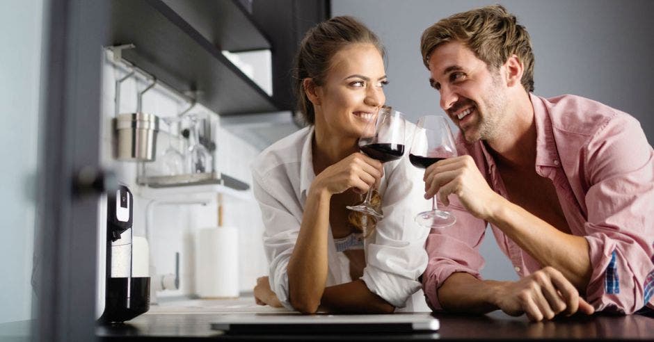 Pareja tomando vino