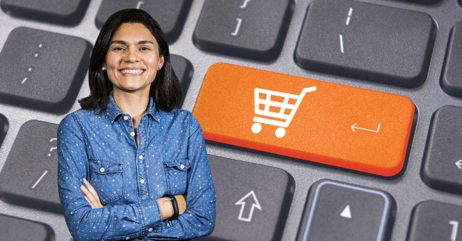 Una mujer con blusa color azul  sobre un fondo de teclados