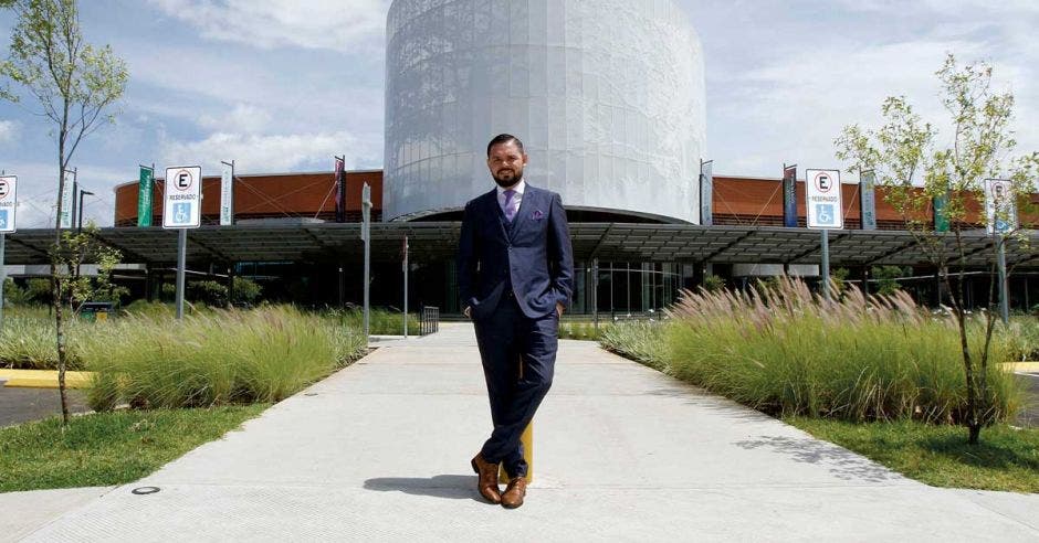 Un hombre de pie frente al centro de convenciones