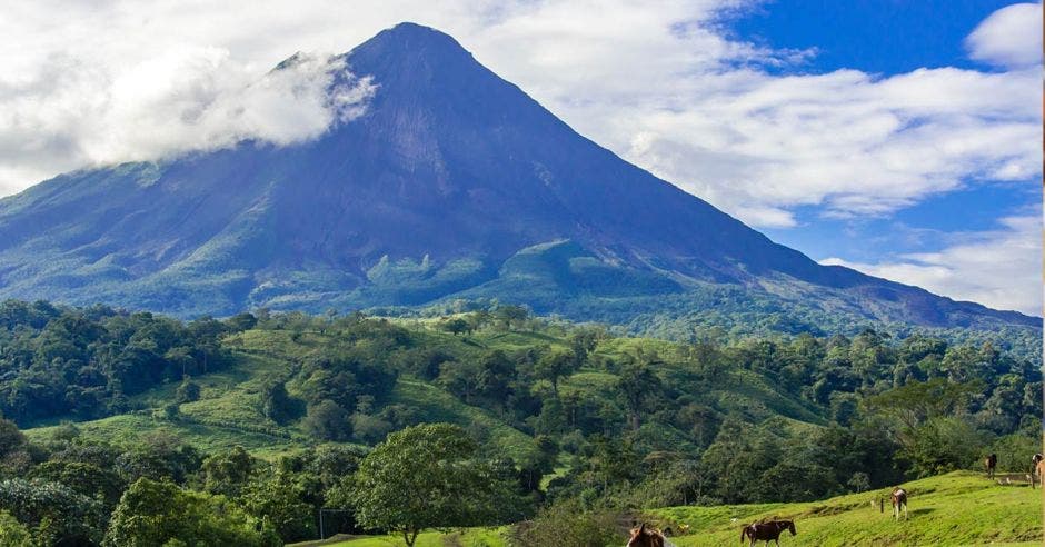 Vista del volcán Arenal, uno de los puntos turísticos de San Carlos