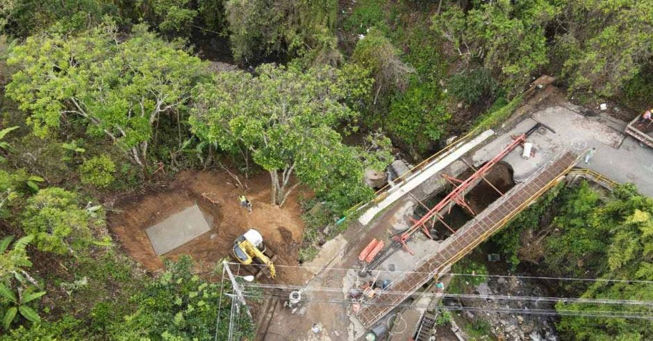 Toma aérea del puente afectado