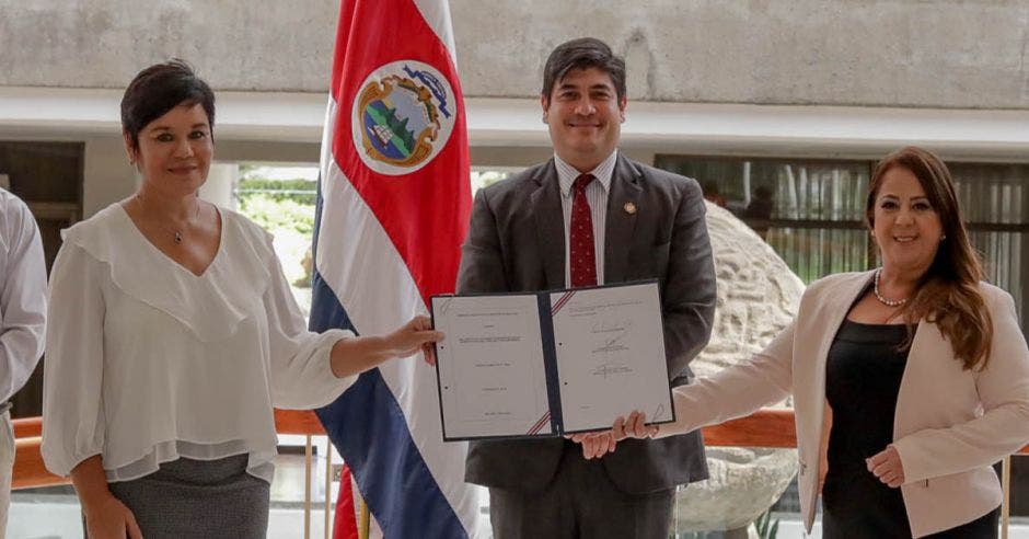 Carlos Alvarado firma ley de Seguros de Vida del Magisterio.