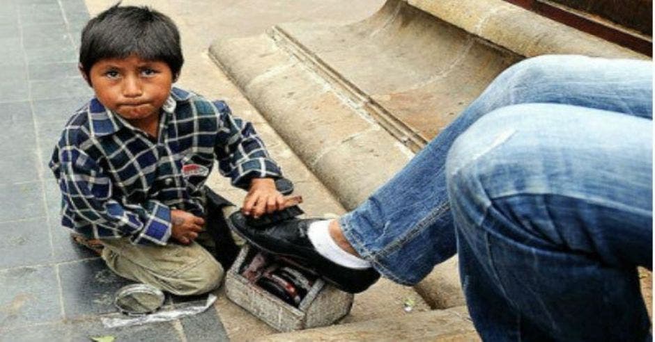 niño trabajando