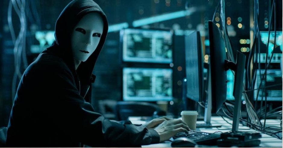 La posibilidad de ser víctima de un hacker está más latente que nunca, por lo que la empresa GBM organiza una capacitación virtual gratuita. Shutterstock/La República