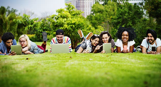 Un grupo de jóvenes estudian al aire libre