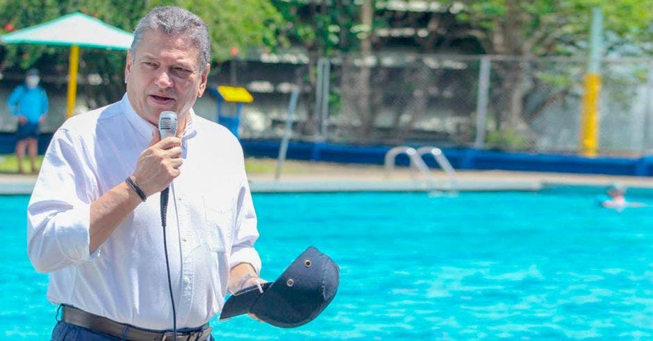 Foto del alcalde Johnny Araya, en las piscinas Sylvia Poll.