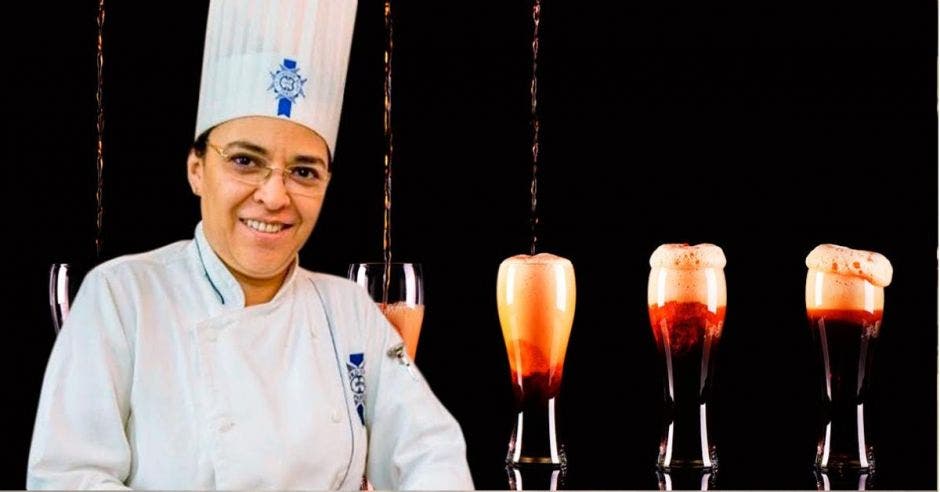 La chef Johanna Valverde está preparando la comida de la cena con maridaje de cervezas. Cortesía/La República.