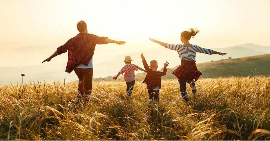 El cuidado alternativo es la atención proporcionada a menores por cuidadores que no son sus padres biológicos. Para Aldeas Infantiles SOS tiene que ser el último recurso. Shutterstock/La República.