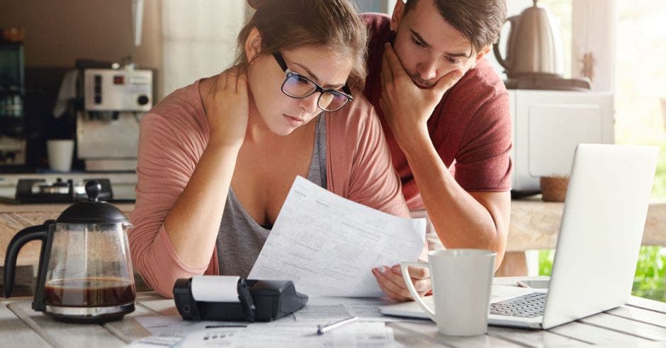 Pareja analizando sus finanzas