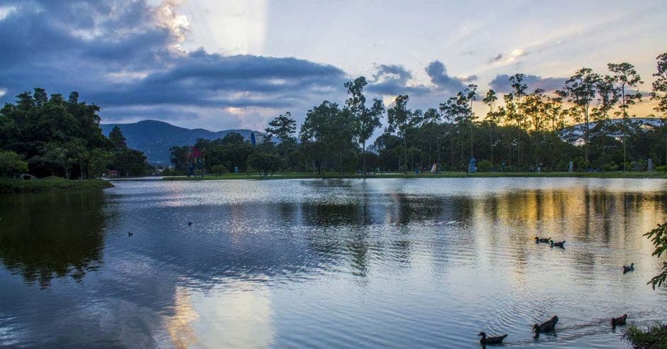 puesta de sol junto al lago en el parque La Sabana, San José, Costa Rica