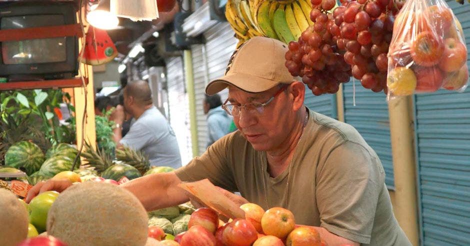 Vendedor de frutas del mercado Borbón