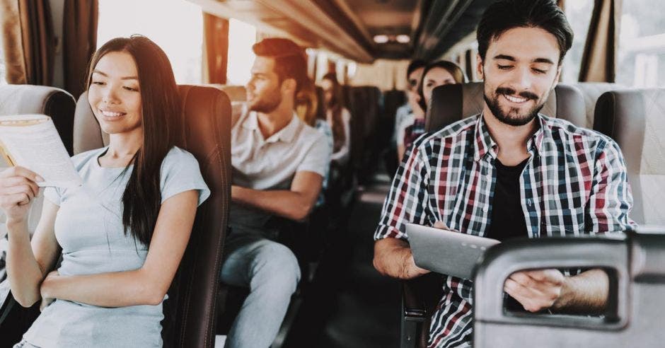 Un grupo de personas en una buseta de turismo